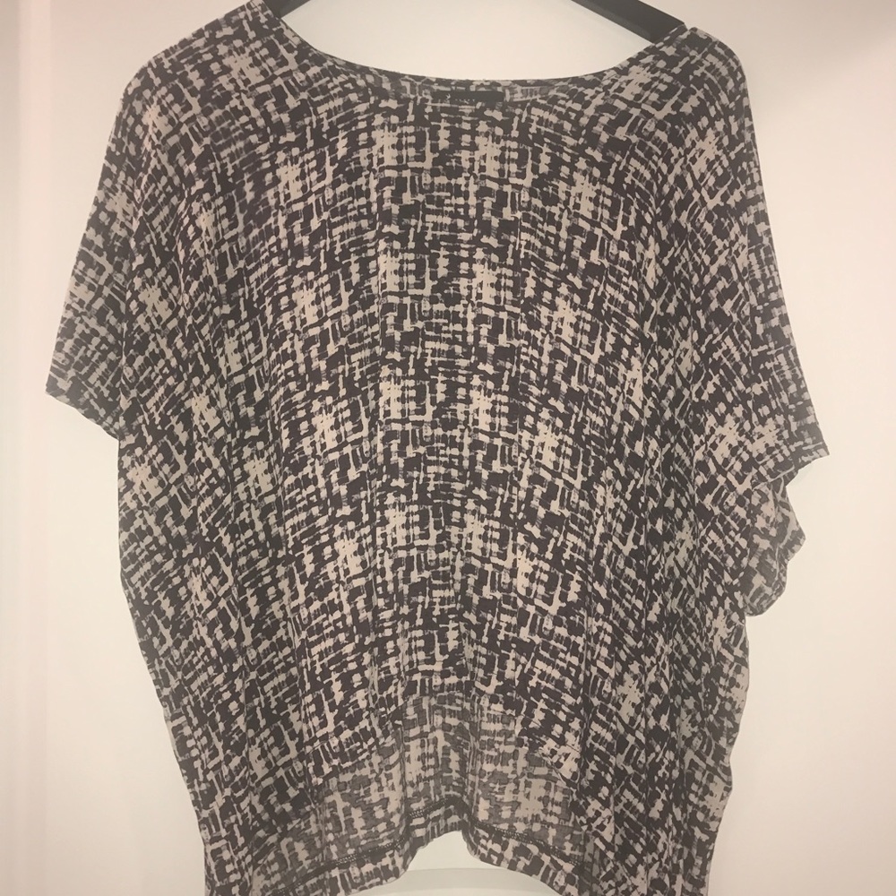Boxy navy and white pattern short sleeve top